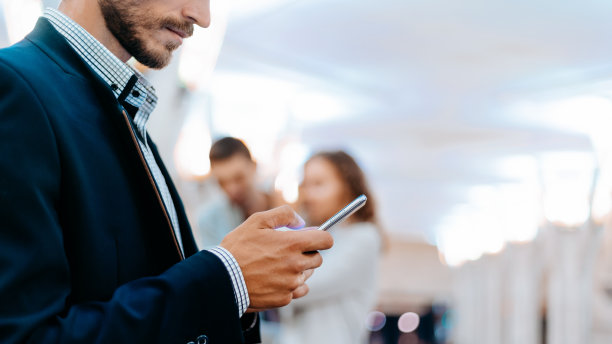 乘客站在地铁十字路口的画面图片下载