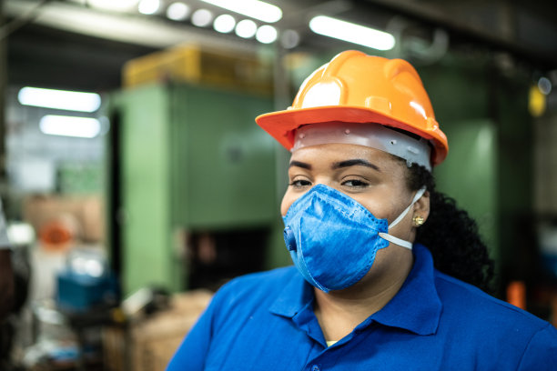 一个在工厂工作的年轻女人的肖像图片下载