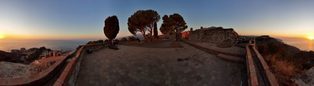 城堡-黎明时分从城堡的露台俯瞰图片下载