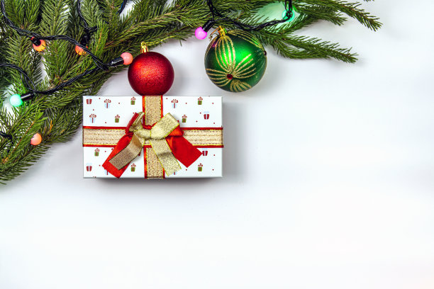 圣诞新年作文在桌子上。图片下载