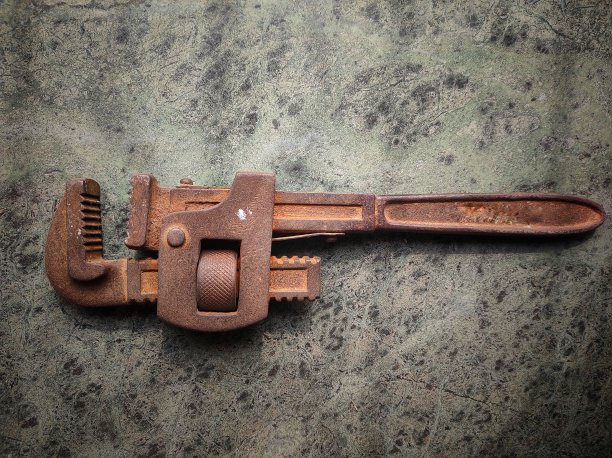 管钳生锈的旧金属躺在工具设备的地板上图片下载