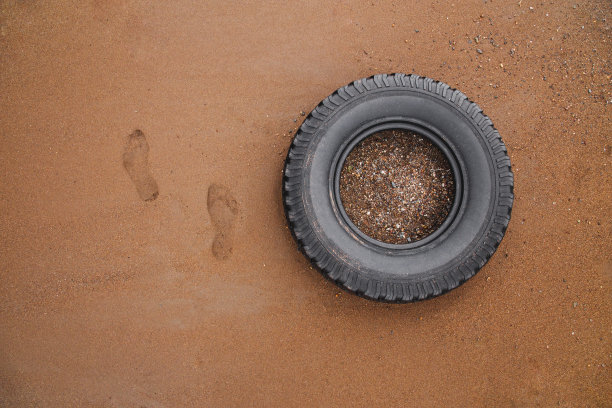 沙滩上有脚印和轮胎图片下载