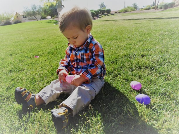 男孩在复活节图片下载