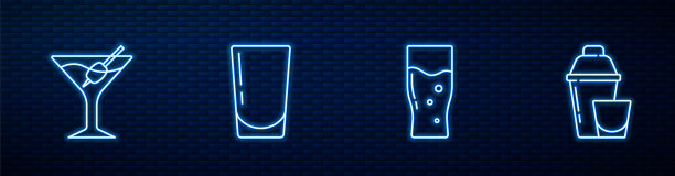 啤酒杯，马提尼杯，加水和调酒器。砖墙上发光的霓虹灯图标。向量图片下载