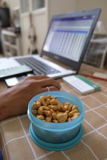 烤腰果在碗里。图片下载