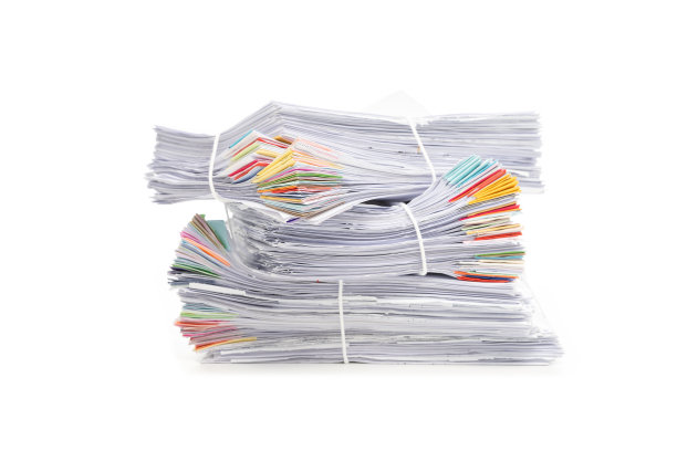 在白色背景上孤立的文档堆栈。文件堆。图片下载