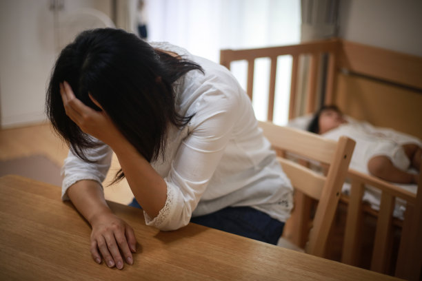 母亲们担心抚养孩子图片下载