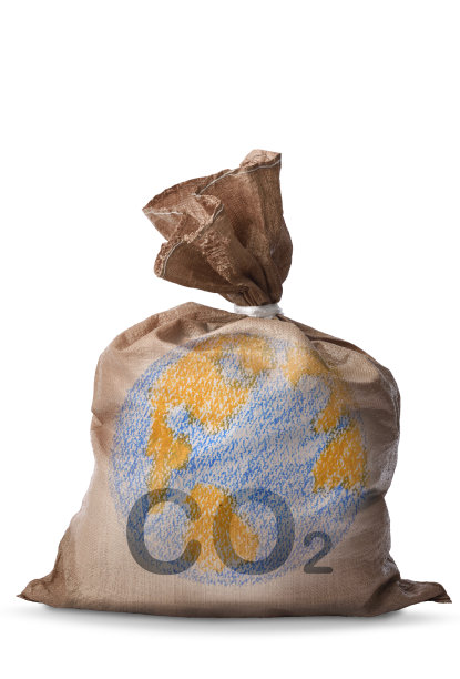 地球在一个含有二氧化碳的垃圾袋中的孤立镜头，在白色的背景上图片下载