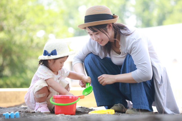 父母和孩子们在沙盒里玩耍图片下载