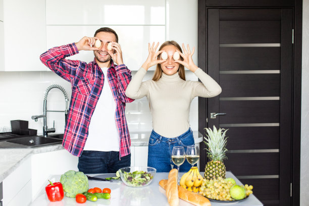 幸福的夫妇在阁楼厨房里玩得很开心。家人准备晚餐图片下载