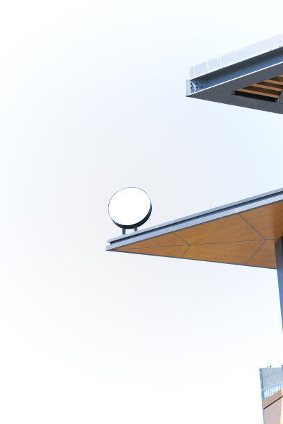 照片空白白色模型。现代屋顶面板白色地板招牌。户外地板上的广告牌模型图片下载