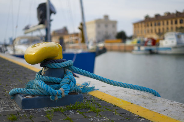 系缆与游艇的背景图片下载