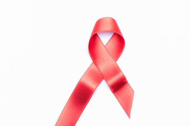 艾滋病毒的一天。红丝带象征世界艾滋病日孤立在白色背景上。意识有助于预防癌症。老年健康月概念。图片下载