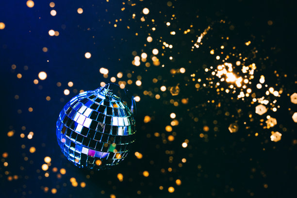 迪斯科球和派对灯。新年前夜。图片下载