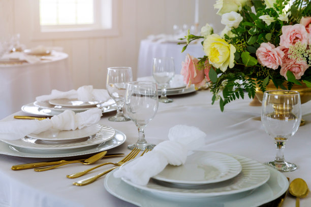 婚宴上的餐桌和鲜花。图片下载