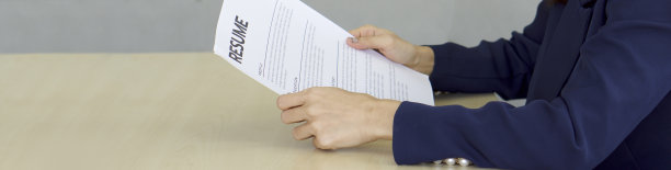 人力资源经理在面试开始前会检查应聘者的简历。近距离图片下载