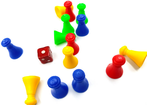 棋盘游戏棋子和骰子在一个简单的白色背景。图片下载