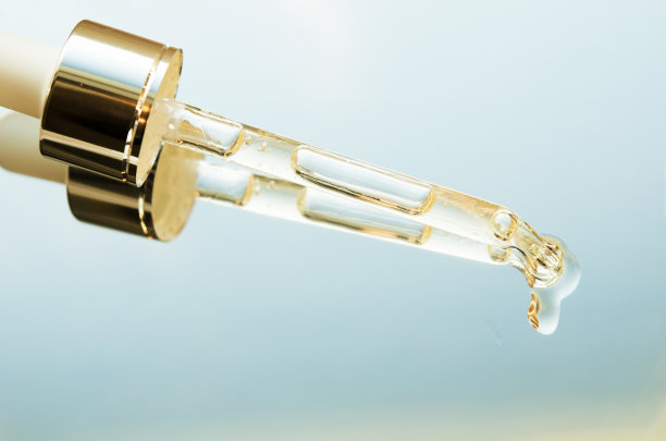 从化妆吸液器上滴下的液体，在镜子上反射。皮肤护理的概念。——图片图片下载