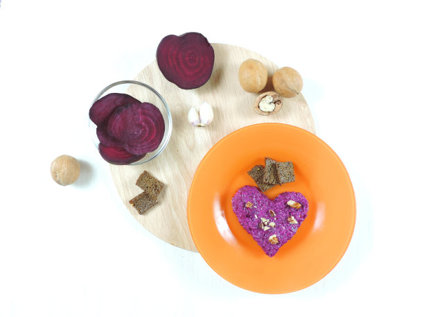 切碎的甜菜，大蒜，核桃和蒜蓉面包丁图片下载