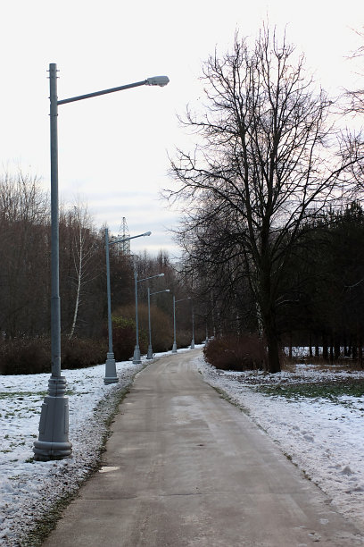 一条挂满灯笼的路一直延伸到远处图片下载