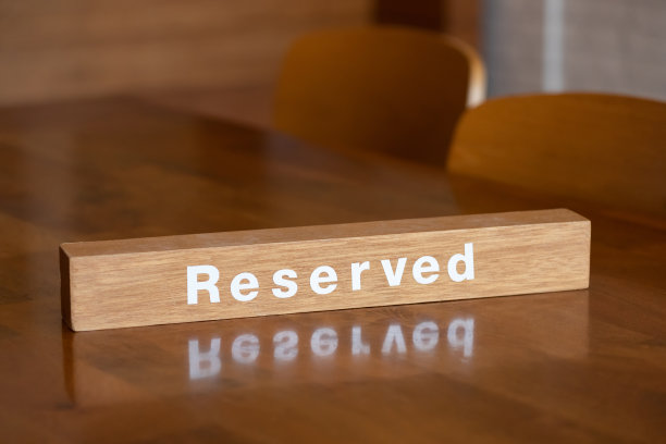 餐厅木桌上预留的招牌。预订。图片下载