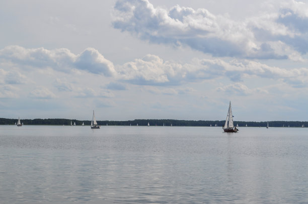 帆船在湖面上漂浮，蓝天在航行图片下载