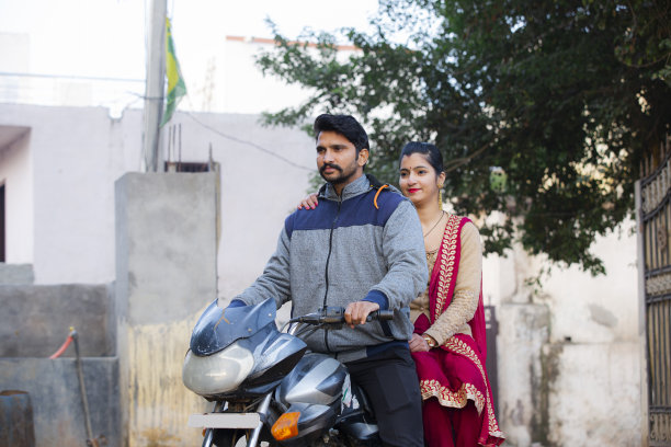 年轻夫妇-库存照片图片下载