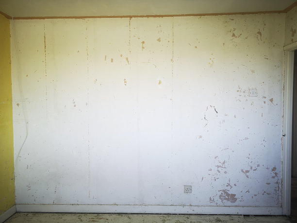 在家庭装修期间裸露的卧室墙-英国图片下载