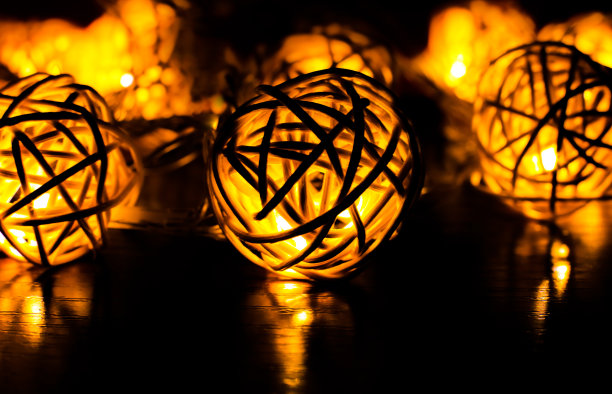 圣诞彩灯特写照片。晚上的惬意心情。节日的时间。假期的概念。新年快乐。图片下载