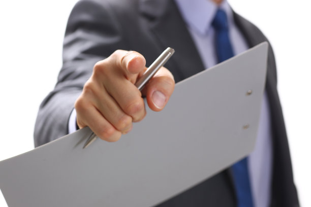 西装革履的商人手指着摄像机图片下载