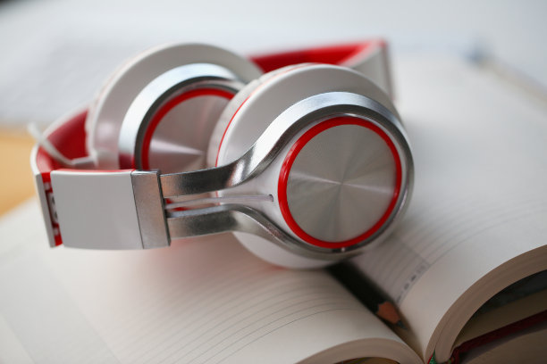 现代银色耳机接近空白纸笔记本图片下载