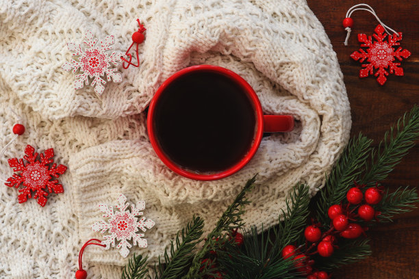 温馨的冬天回家明信片，红色的咖啡，温暖的冬天毛衣，圣诞树的树枝和雪花玩具。节日,节日的概念。俯视图，平放图片下载