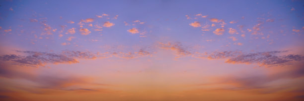 美丽的背景傍晚蓝色的天空和五颜六色的云。紫红色的夕阳。宽横幅。图片下载