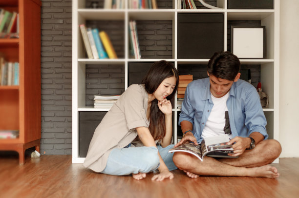 在家里的客厅里一起看书图片下载