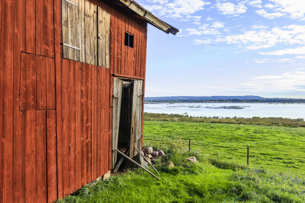 湖边的旧红色谷仓图片下载
