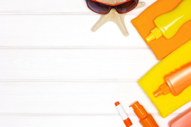 防晒霜化妆品在白木背景。平的。副本的空间。防晒安全化妆品概念图片下载