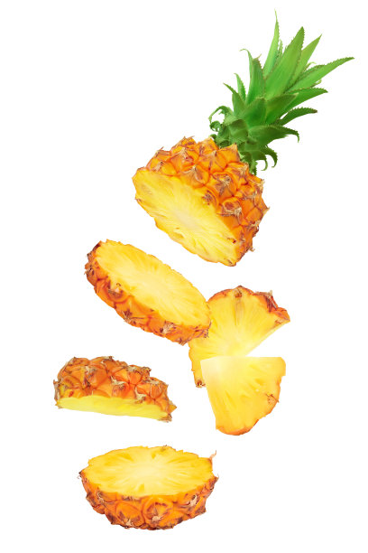 飘落的菠萝片孤立的白色背景与全景深的领域图片下载
