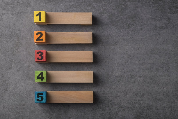 列表视图木制方块和积木，带数字的彩色标题图片下载