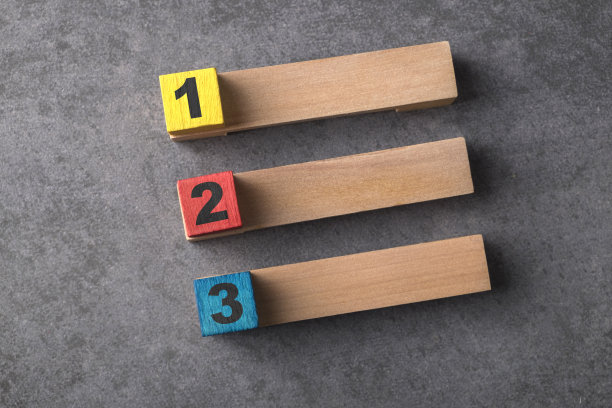 列表视图木制方块和积木，带数字的彩色标题图片下载