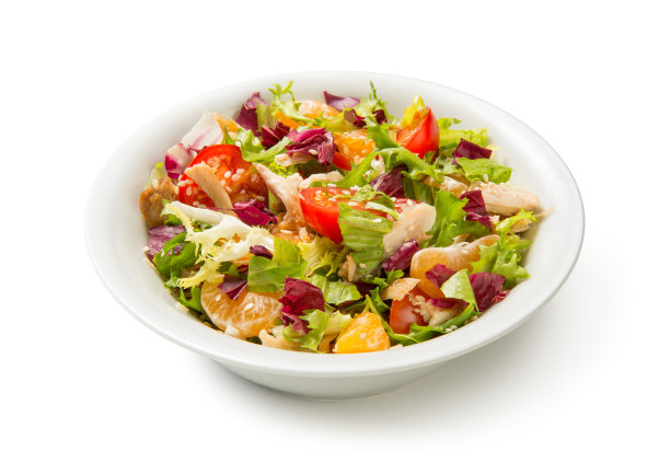 白色背景上有鸡肉、橘子和蔬菜的沙拉。关闭了。图片下载