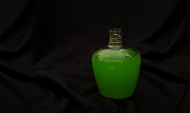 黑色背景上的绿色瓶子图片下载