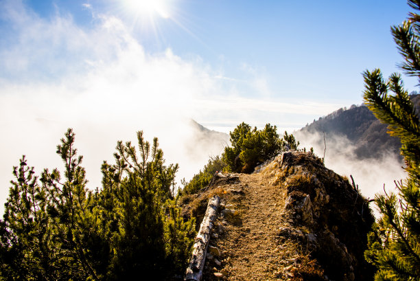 云层中的高山小径图片下载