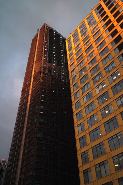 晚上看着摩天大楼。日落时分的摩天大楼。图片下载