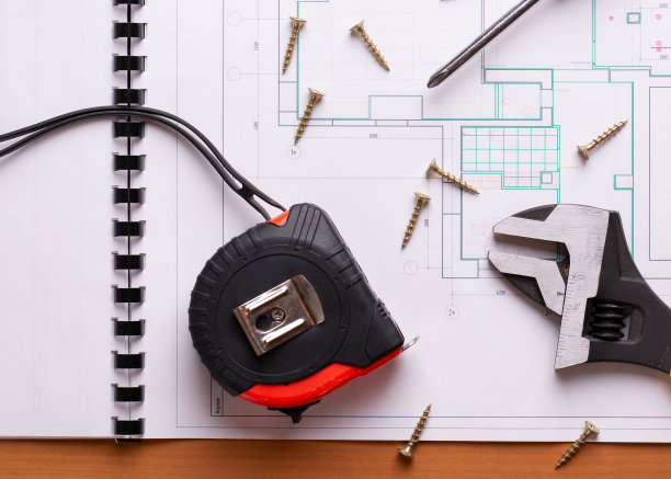 修理图纸和施工工具。图片下载