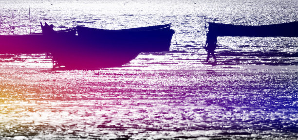 一些渔船在一个下午的海洋周围图片下载