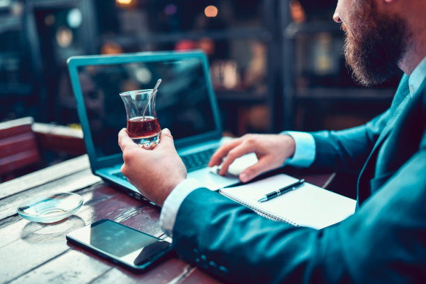 商人利用休息时间喝茶，完成更多的工作图片下载