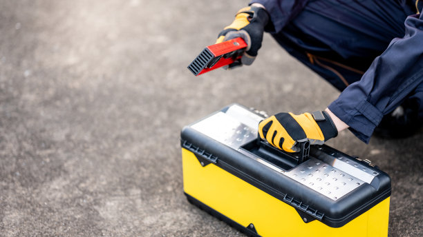 工人在工地上打开工具箱图片下载