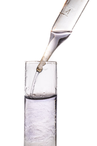 装有液体的玻璃吸管和量杯。化学实验室配件。光背景。图片下载