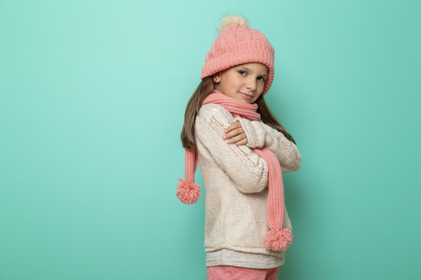 孩子穿着暖和的冬装图片下载