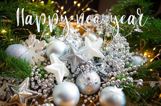 新年快乐。圣诞节的背景。美丽的散景背景。圣诞装饰品。图片下载